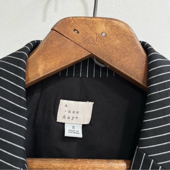 A New Day woman’s oversized fall blazer black white pinstripe size small - Picture 7 of 9